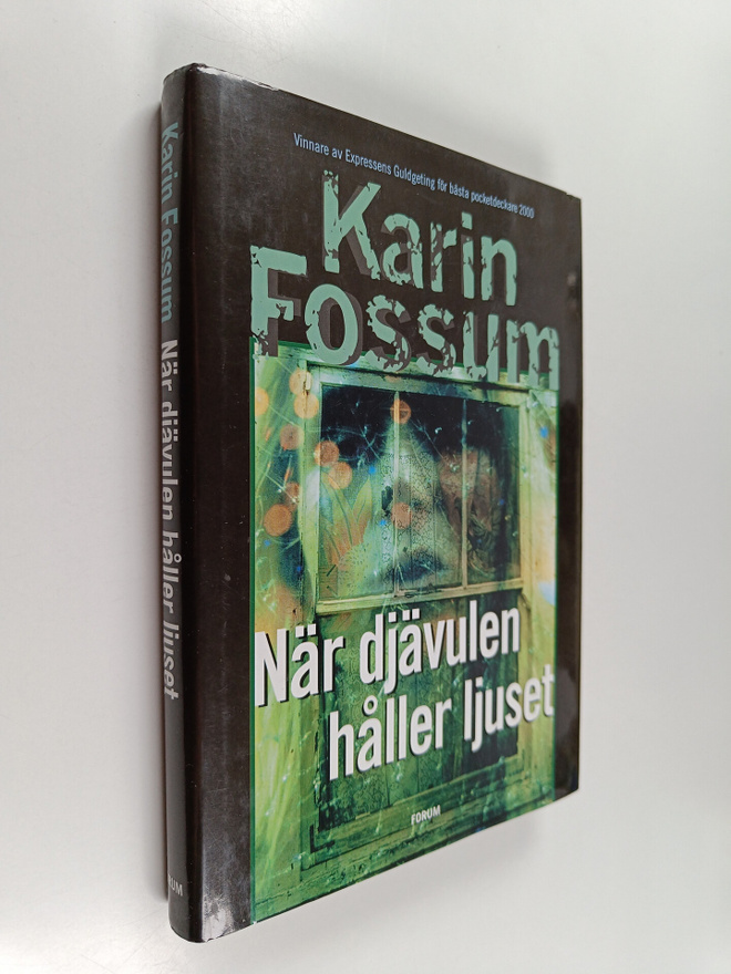 Karin Fossum : När djävulen håller ljuset