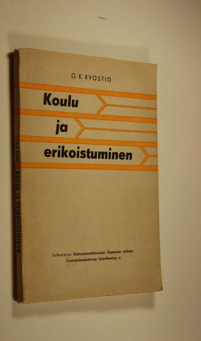 O. K. Kyöstiö : Koulu ja erikoistuminen englantilaisen ko...