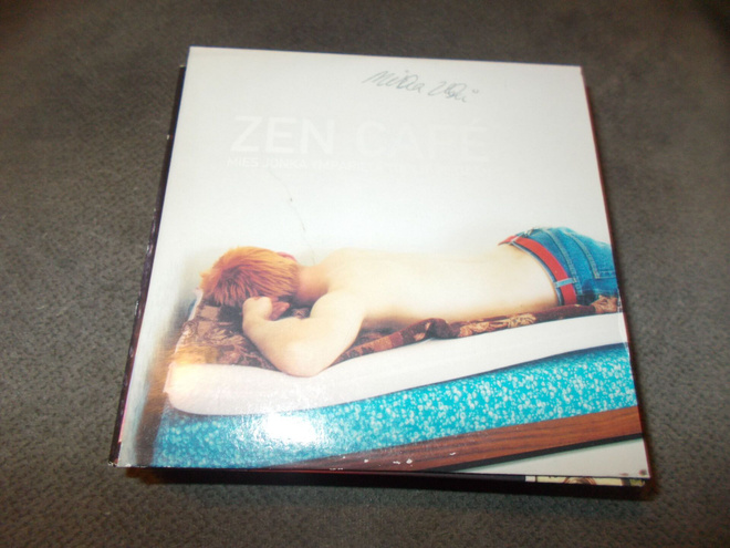 CDS ZEN CAFE ** MIES JONKA YMPÄRILTÄ TUOLIT VIEDÄÄN **