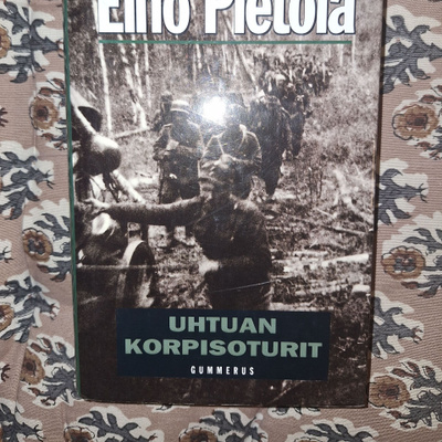 Eino Pietola : Uhtuan korpisoturit 1p