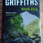 Elly Griffiths - Maan alla - pikkukuva 1
