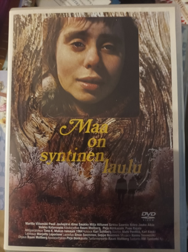 Maa on syntinen laulu