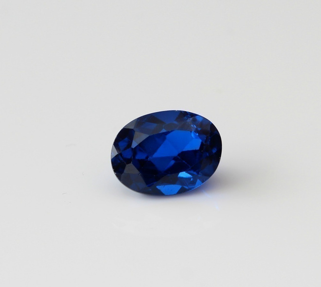 Hieno Sininen Spinelli, UPEA VÄRI 5.27ct  (SYNTH)