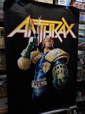 ANTHRAX JUDGE DREDD MYYNTIPOSTERI KOKO BÄNDIN NIMMAREILLA
