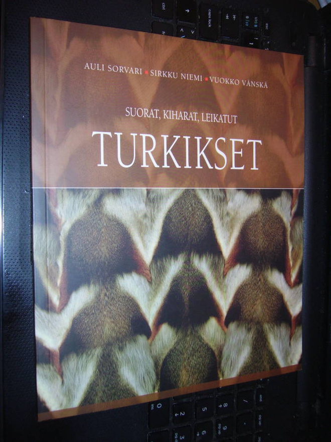 Sorvari ym.: Suorat kiharat leikatut turkikset ( 1 p. 2002 )