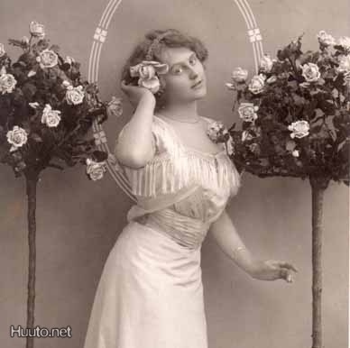 NAINEN / Vaalea tyttö ja ruusupuut. 1900-l.