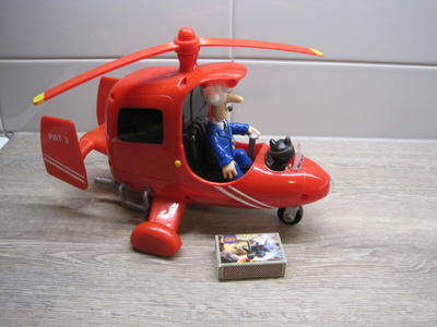 POSTIMIES PATE JA KISU HELIKOPTERISSA