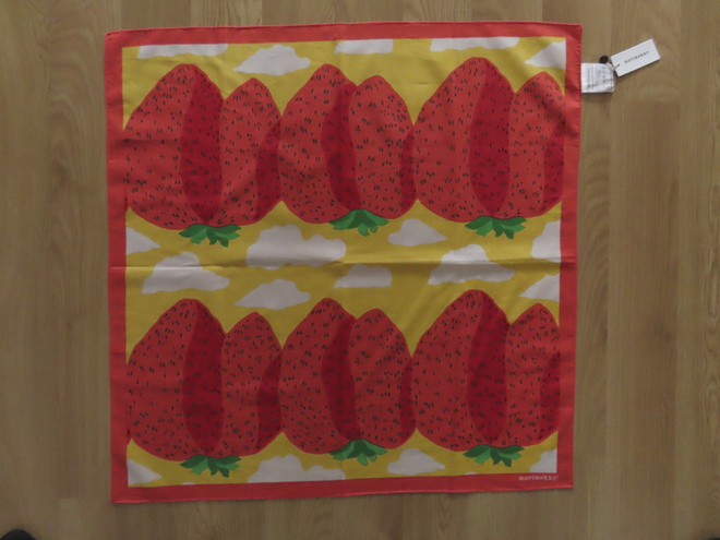 MARIMEKKO PIENET MANSIKKAVUORET HUIVI