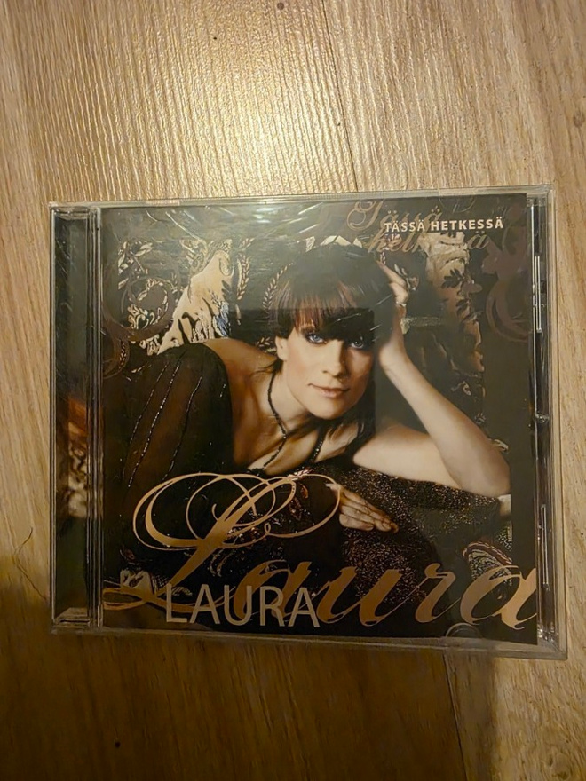 Laura - Tässä hetkessä