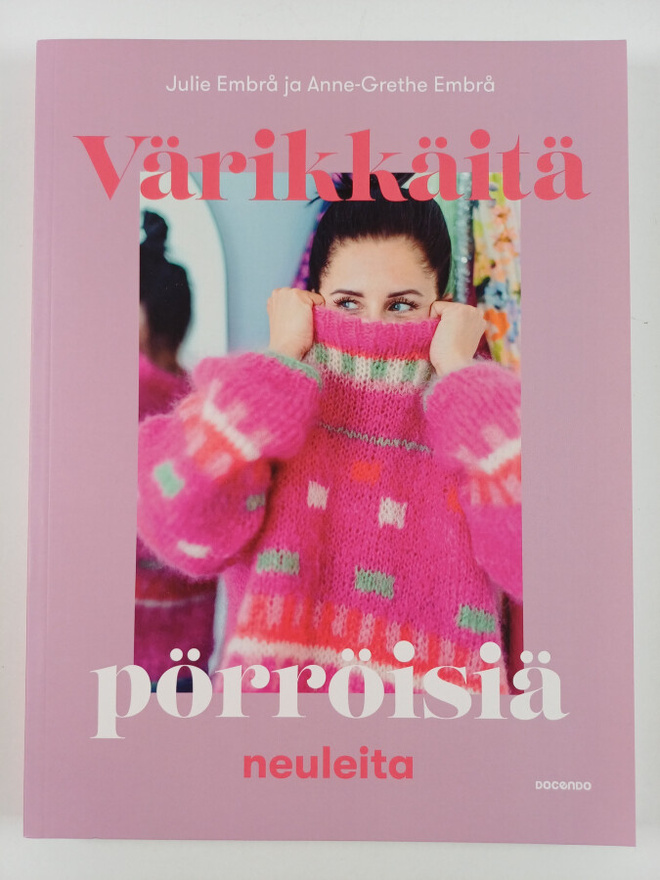 Julie Embrå ym. : Värikkäitä pörröisiä neuleita
