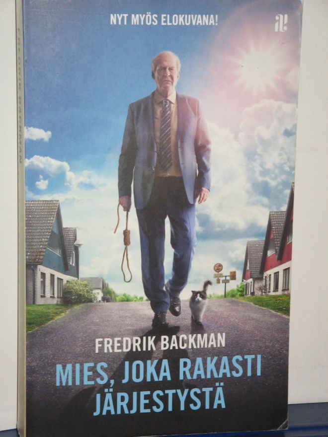 Fredrik Backman : MIES, JOKA RAKASTI JÄRJESTYSTÄ
