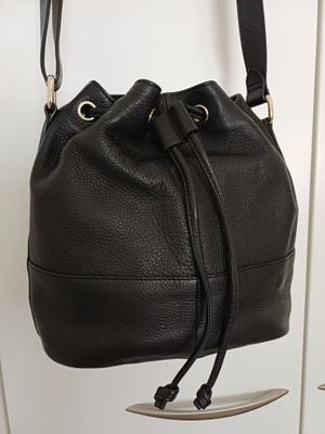 Musta bucket bag aitoa nahkaa