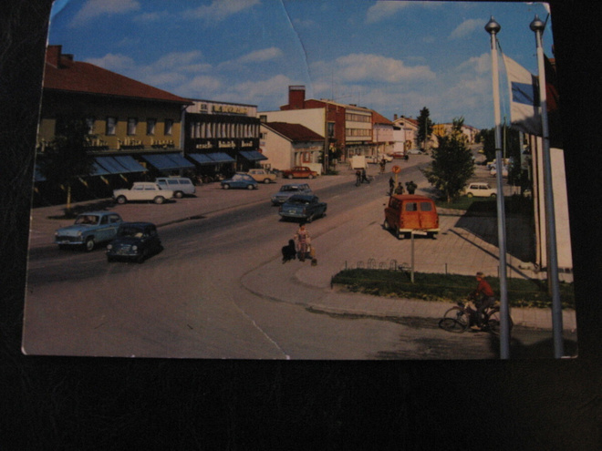 Kuusamo kirkonkylä. Autoja. Kulkematon väri.