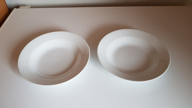 ARABIAN  SYVÄT VALKOISET LAUTASET, piippuleimalla
