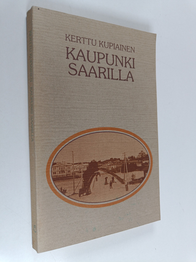 Kerttu Kupiainen : Kaupunki saarilla : vaellusta pienessä...