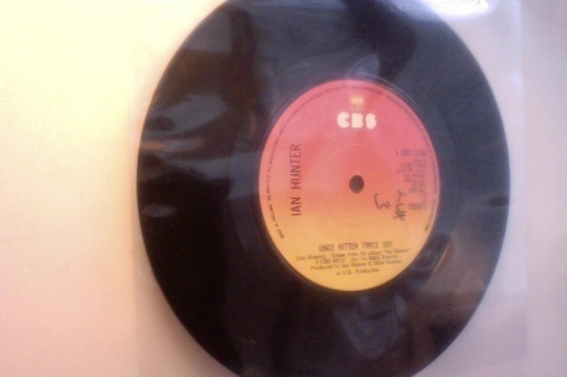 IAN HUNTER  ::  ONCE BITTEN TWICE SHY  ::  VINYYLI  7"  1975
