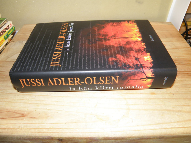 Jussi Adler-Olsen ..ja hän kiitti jumalia (sidottu)