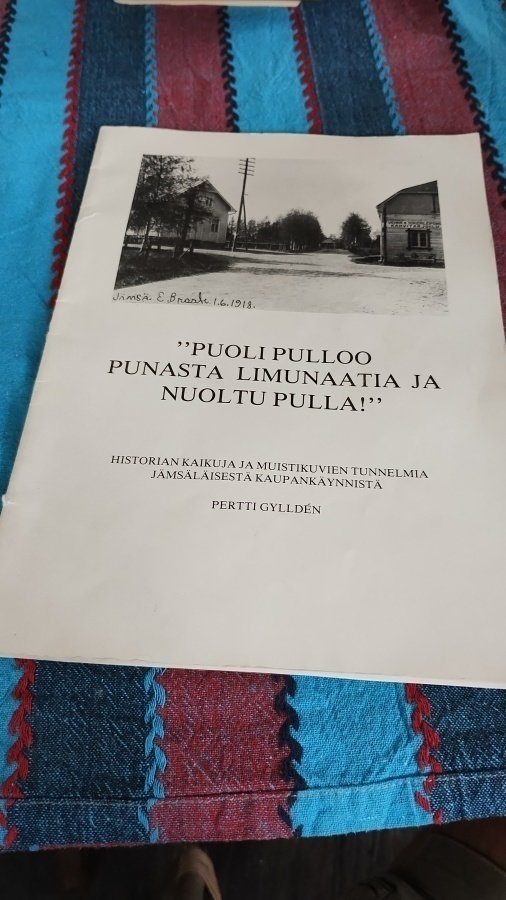 Pertti Gyllden Puoli pulloa punasta limunaatia ja nuoltu pul