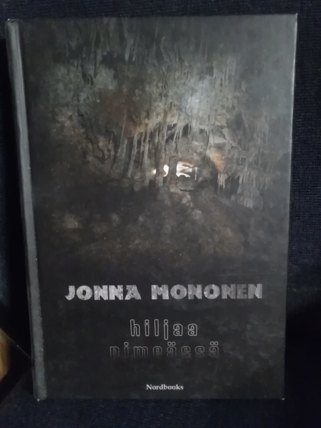 Jonna Mononen: Hiljaa pimeässä