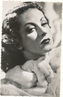 Filmitähti DANIELLE DARRIEUX - vanha kortti