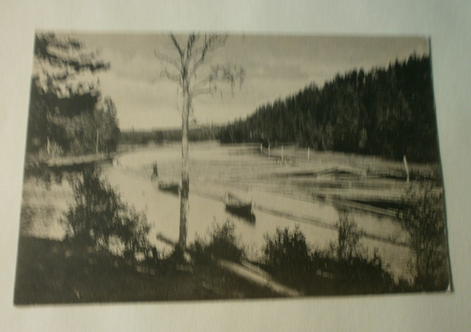 Tukkijoella; mies tukinuitossa, veneet, mv pk, ei p.
