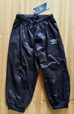 Uudet Umbro caprit / urheiluhousut
