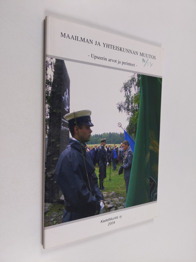 Maailman ja yhteiskunnan muutos : upseerin arvot ja perin...