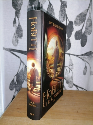 J. R. R. Tolkien - Hobitti - kuv. Tolkien - Kovakansi