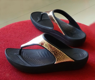 Sievät Crocs kultasandaalit koko 41 ( 10 )