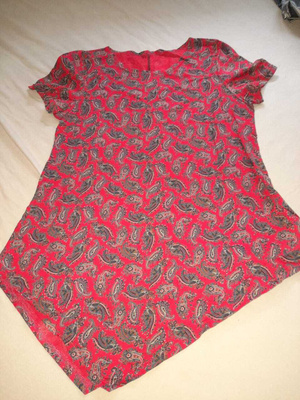 Punainen paisley kuvio t-paita koko L