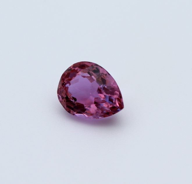 Väriä vaihtava Safiiri 5.82ct  (imitaatio!)