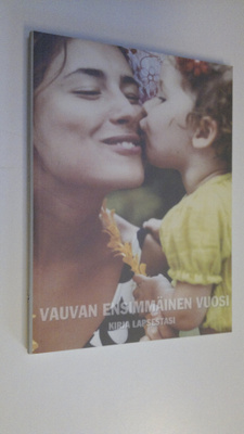 Vauvan ensimmäinen vuosi - kirja lapsestasi