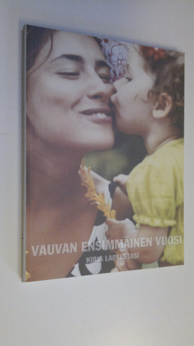 Vauvan ensimmäinen vuosi - kirja lapsestasi