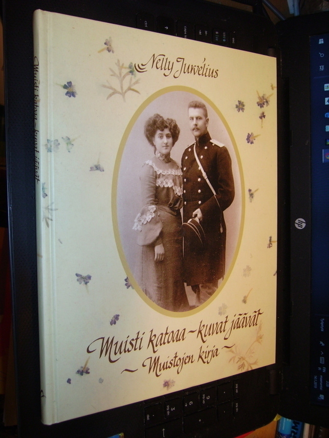 Nelly Juvelius : Muisti katoaa - kuvat jäävät ( 1 p. 2007 )