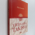 Aila Lavaste : Vieraassa takissa - pikkukuva 1