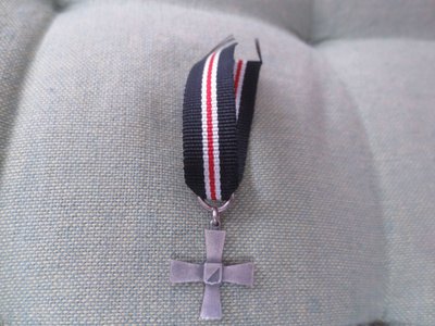 4--Divisioonan Ristin Pienoiskunniamerkki.
