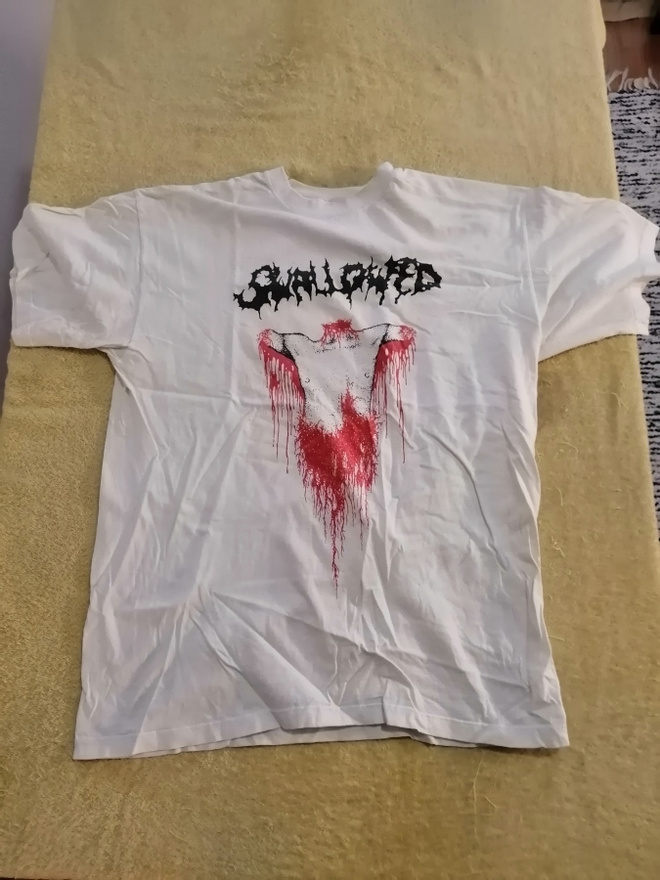 SWALLOWED T-paita koko M