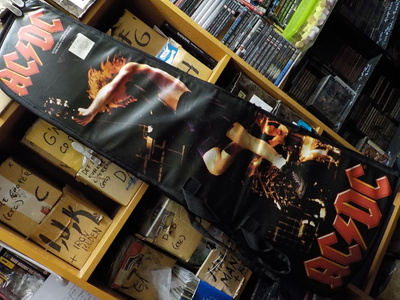 AC/DC UUSI KITARALAUKKU