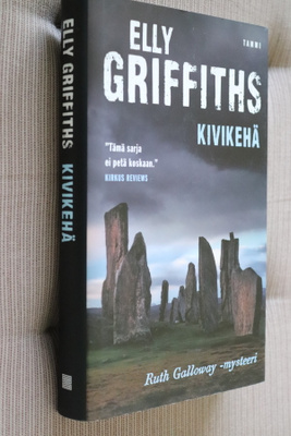 Elly Griffiths : Kivikehä ( 1.p. 2022 )