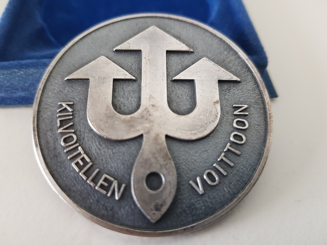 '' Kilvoitellen voittoon '' hopeanvärinen mitali