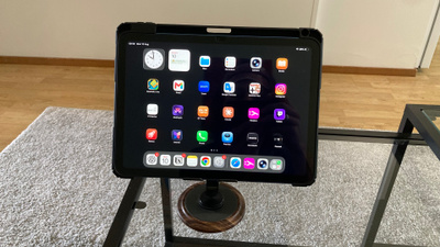 Musta säädettävä pöytäteline puhelimelle tai tabletille
