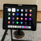 Musta säädettävä pöytäteline puhelimelle tai tabletille - pikkukuva 1