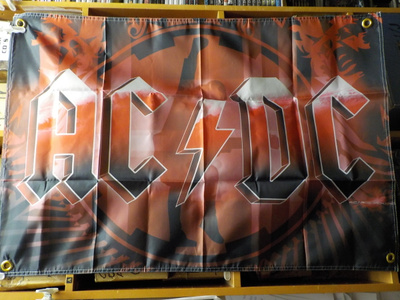 AC/DC UUSI SEINÄLIPPU PURJERENKAILLA