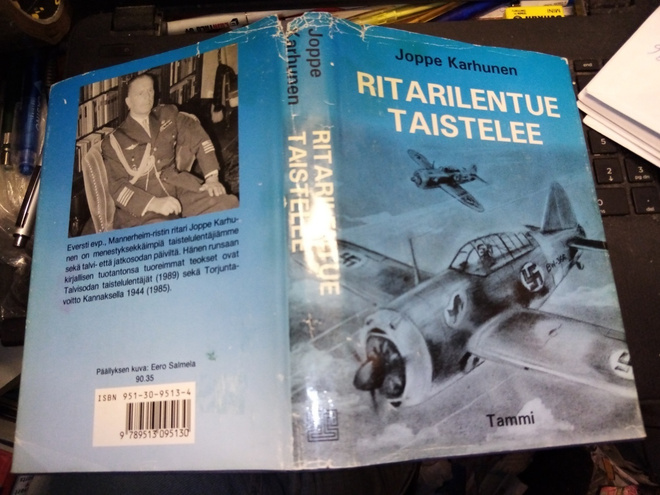 JOPPE KARHUNEN : RITARILENTUE TAISTELEE  ( SIS POSTIKULU  )