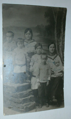 Seitsemän sisarusta merimiespuvuissa, valok. pk, p. 1921