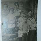 Seitsemän sisarusta merimiespuvuissa, valok. pk, p. 1921 - pikkukuva 1