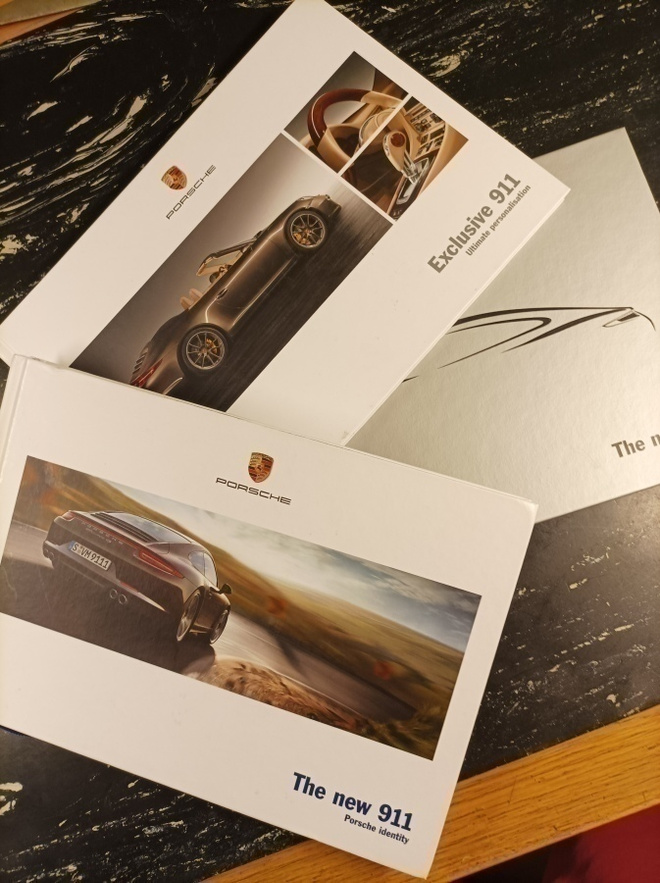 kolme kovakantista esittelykirjaa Porsche 911