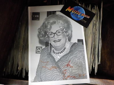 DAME EDNA NIMIKIRJOITUS KUVASSA