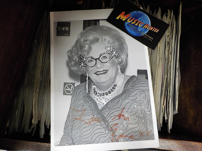 DAME EDNA NIMIKIRJOITUS KUVASSA