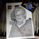 DAME EDNA NIMIKIRJOITUS KUVASSA - pikkukuva 1